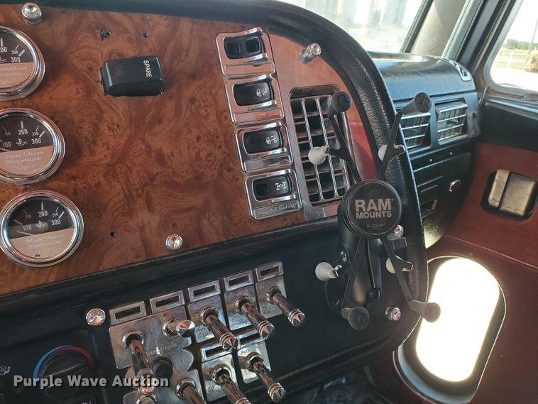 image for item HO9604 2002 Peterbilt 379  semi truck with crane