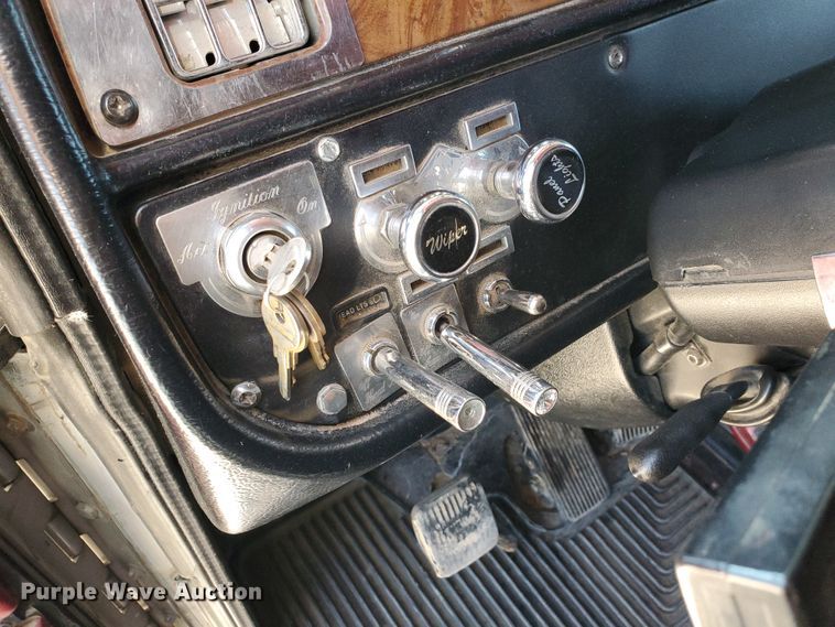 image for item HO9604 2002 Peterbilt 379  semi truck with crane