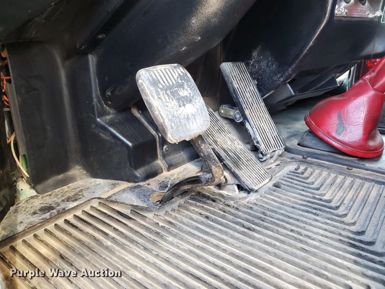 image for item HO9604 2002 Peterbilt 379  semi truck with crane