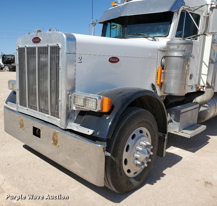 image for item HO9604 2002 Peterbilt 379  semi truck with crane