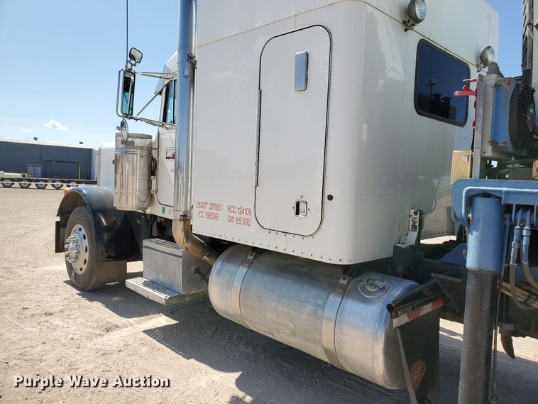 image for item HO9604 2002 Peterbilt 379  semi truck with crane