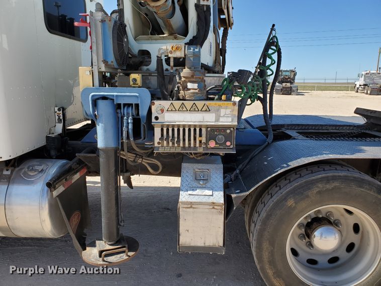 image for item HO9604 2002 Peterbilt 379  semi truck with crane