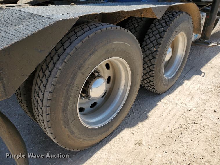 image for item HO9604 2002 Peterbilt 379  semi truck with crane