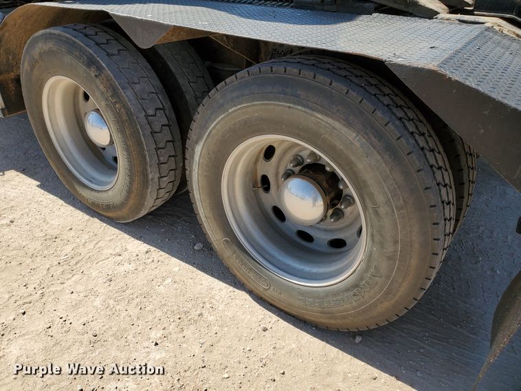 image for item HO9604 2002 Peterbilt 379  semi truck with crane