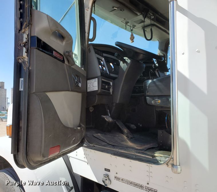 image for item HO9605 2012 Kenworth T800  semi truck