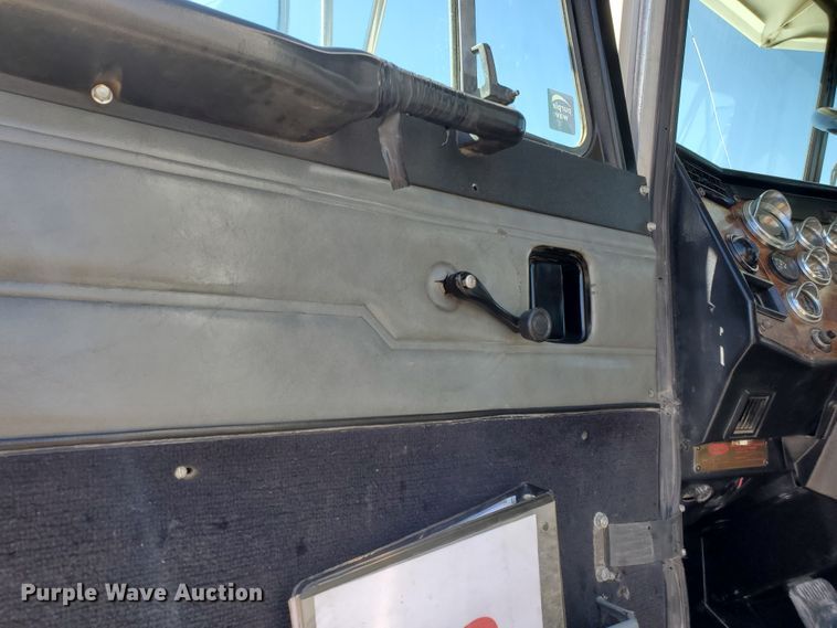 image for item HO9608 1997 Peterbilt 378  semi truck