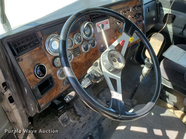 image for item HO9608 1997 Peterbilt 378  semi truck