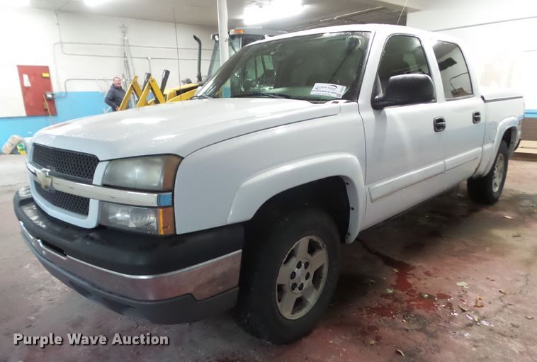 image for item DF0913 2005 Chevrolet Silverado 1500  Crew Cab pickup truck