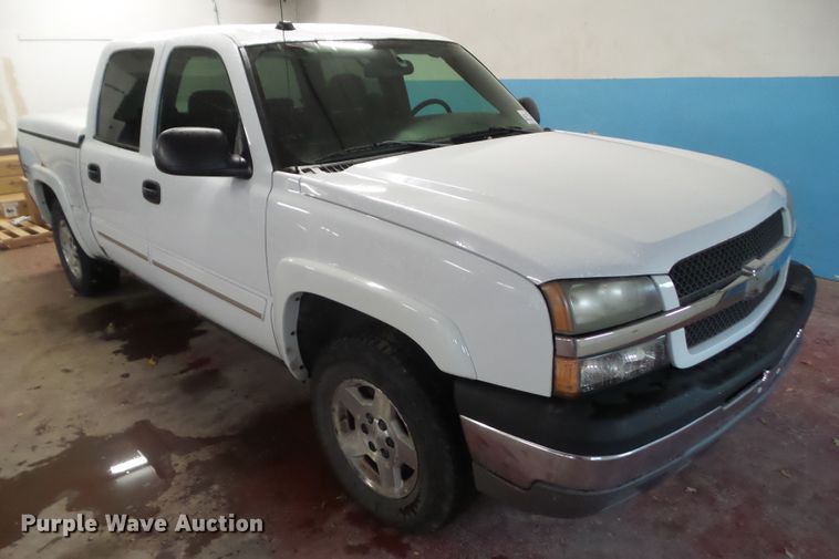 image for item DF0913 2005 Chevrolet Silverado 1500  Crew Cab pickup truck