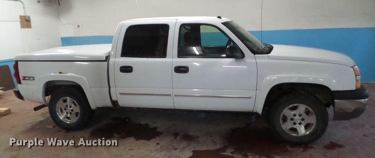 image for item DF0913 2005 Chevrolet Silverado 1500  Crew Cab pickup truck