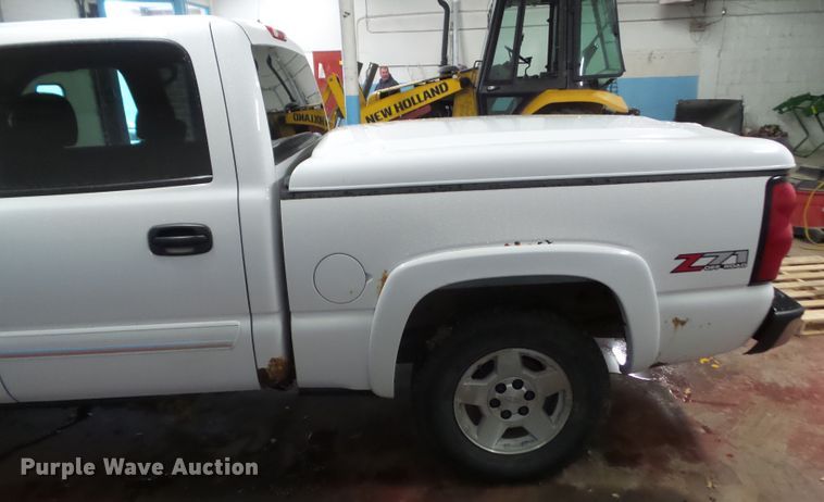 image for item DF0913 2005 Chevrolet Silverado 1500  Crew Cab pickup truck