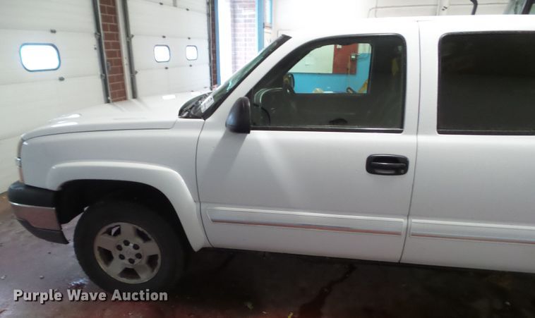 image for item DF0913 2005 Chevrolet Silverado 1500  Crew Cab pickup truck