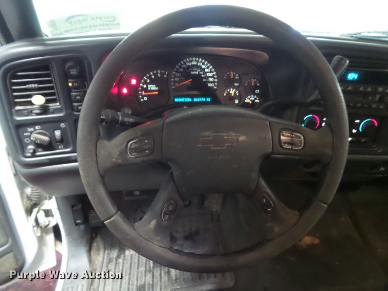 image for item DF0913 2005 Chevrolet Silverado 1500  Crew Cab pickup truck