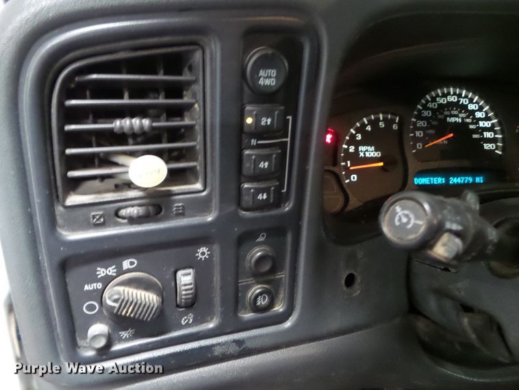 image for item DF0913 2005 Chevrolet Silverado 1500  Crew Cab pickup truck