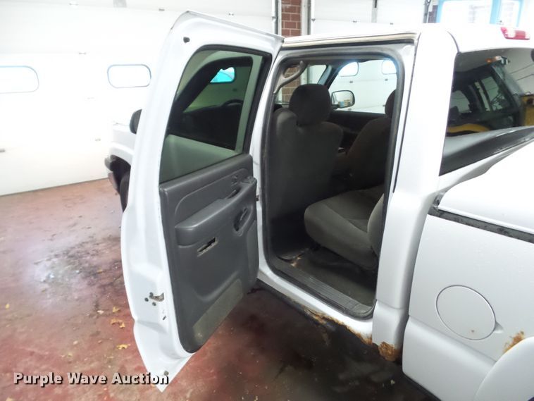 image for item DF0913 2005 Chevrolet Silverado 1500  Crew Cab pickup truck