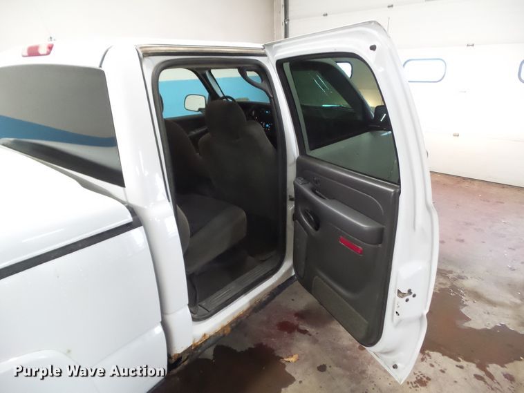 image for item DF0913 2005 Chevrolet Silverado 1500  Crew Cab pickup truck