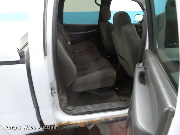 image for item DF0913 2005 Chevrolet Silverado 1500  Crew Cab pickup truck