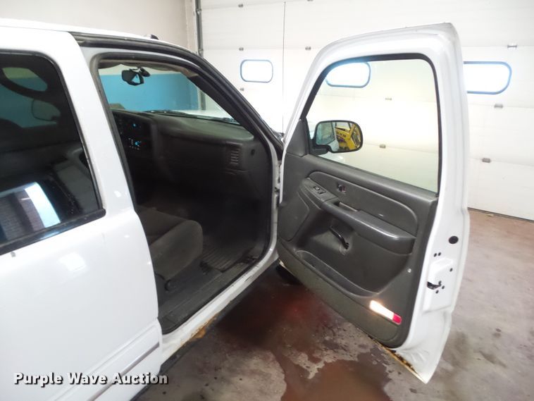 image for item DF0913 2005 Chevrolet Silverado 1500  Crew Cab pickup truck