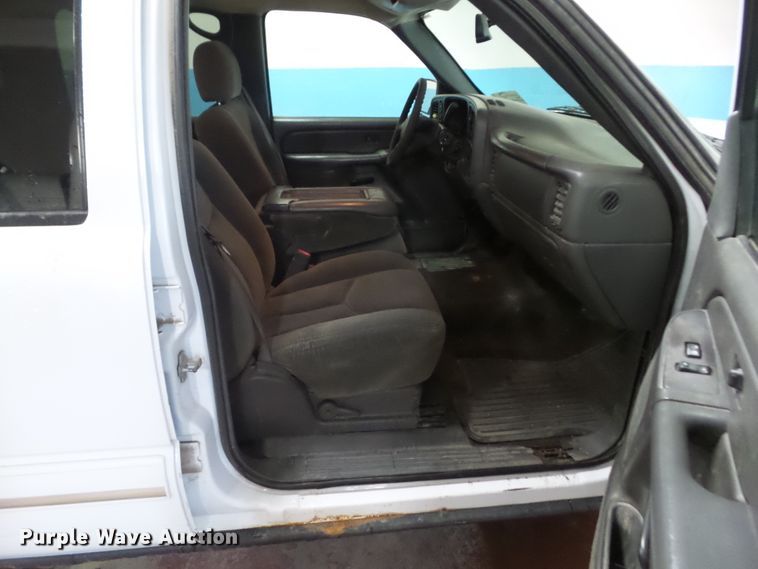 image for item DF0913 2005 Chevrolet Silverado 1500  Crew Cab pickup truck