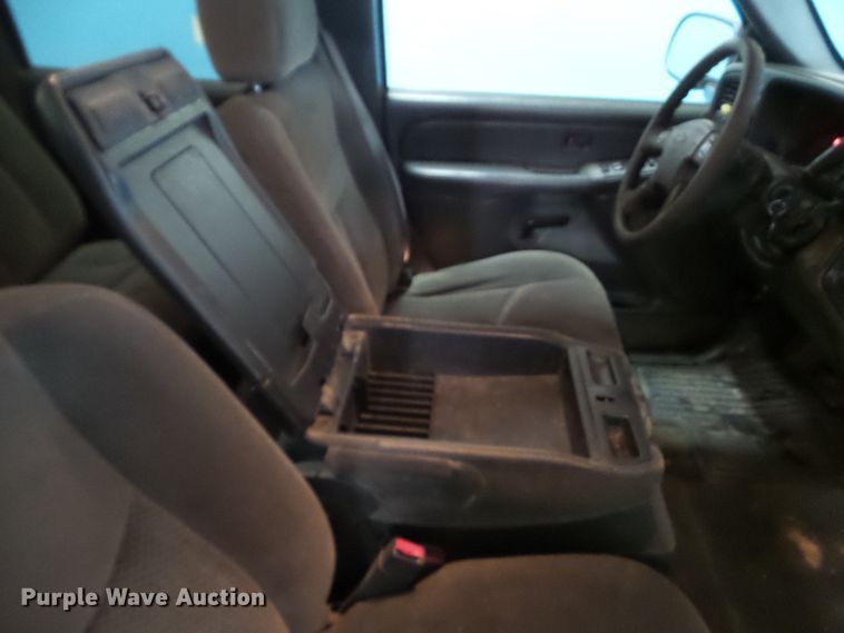 image for item DF0913 2005 Chevrolet Silverado 1500  Crew Cab pickup truck