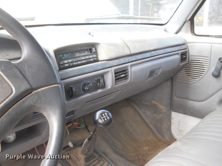 image for item DF4568 1994 Ford F450 Super Duty  dump truck