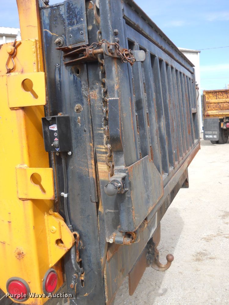 image for item DF4569 1991 Ford F450 Super Duty  dump truck