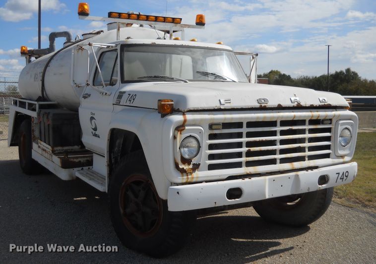 image for item DF4572 1979 Ford F800  water truck