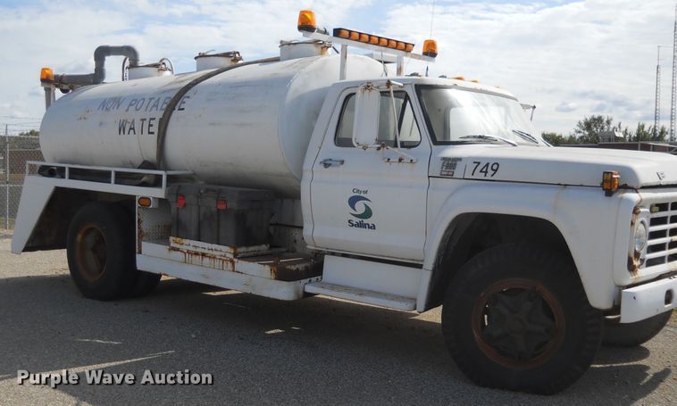 image for item DF4572 1979 Ford F800  water truck