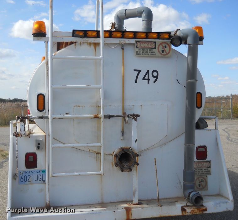 image for item DF4572 1979 Ford F800  water truck