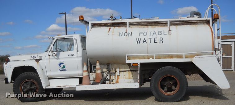 image for item DF4572 1979 Ford F800  water truck