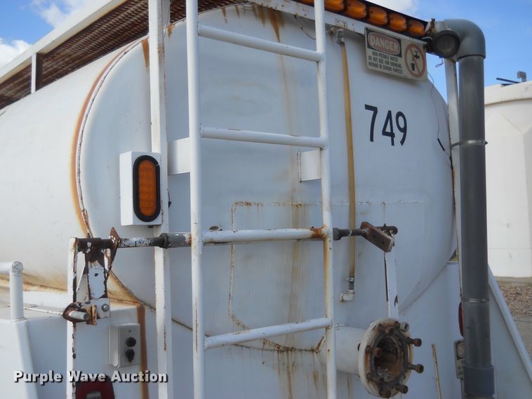 image for item DF4572 1979 Ford F800  water truck