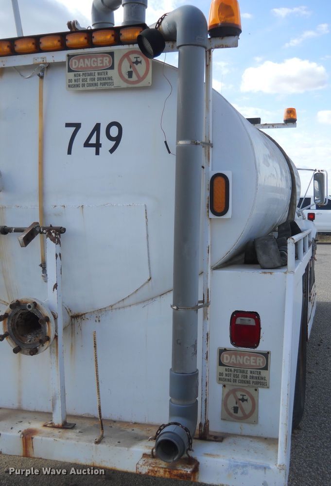 image for item DF4572 1979 Ford F800  water truck