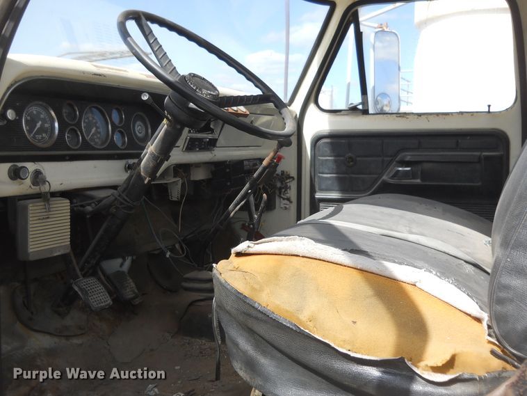 image for item DF4572 1979 Ford F800  water truck