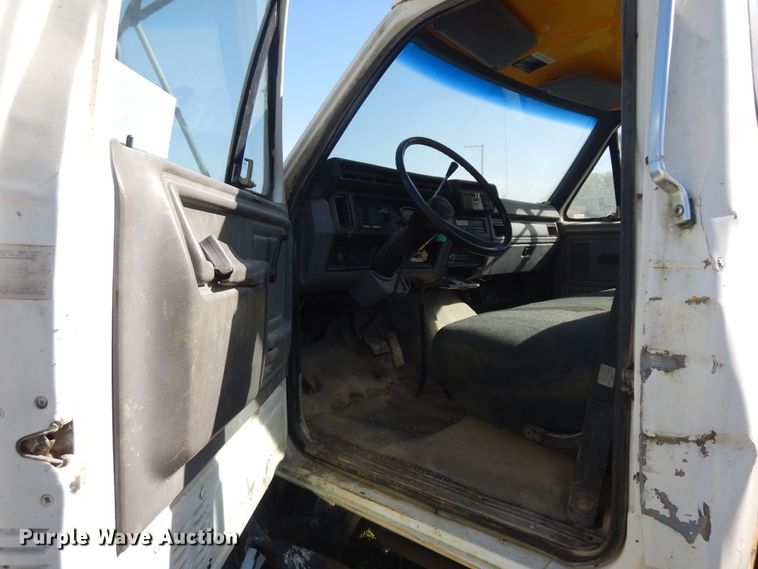 image for item DF6677 1998 Ford F700  utility truck