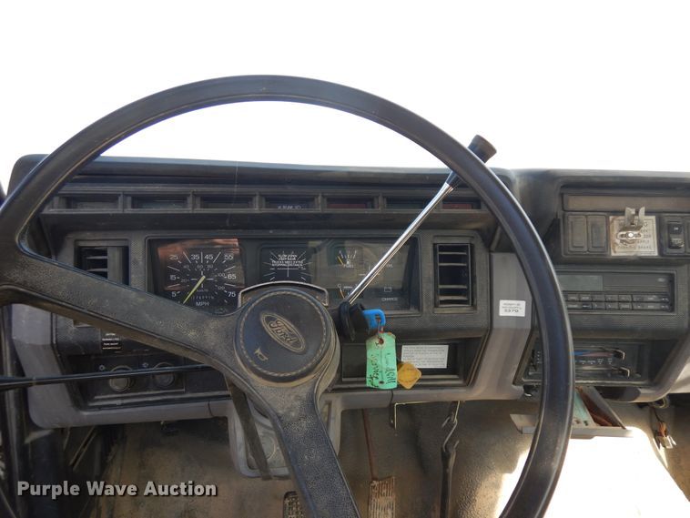 image for item DF6677 1998 Ford F700  utility truck