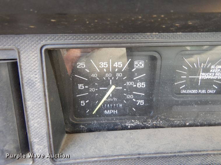 image for item DF6677 1998 Ford F700  utility truck