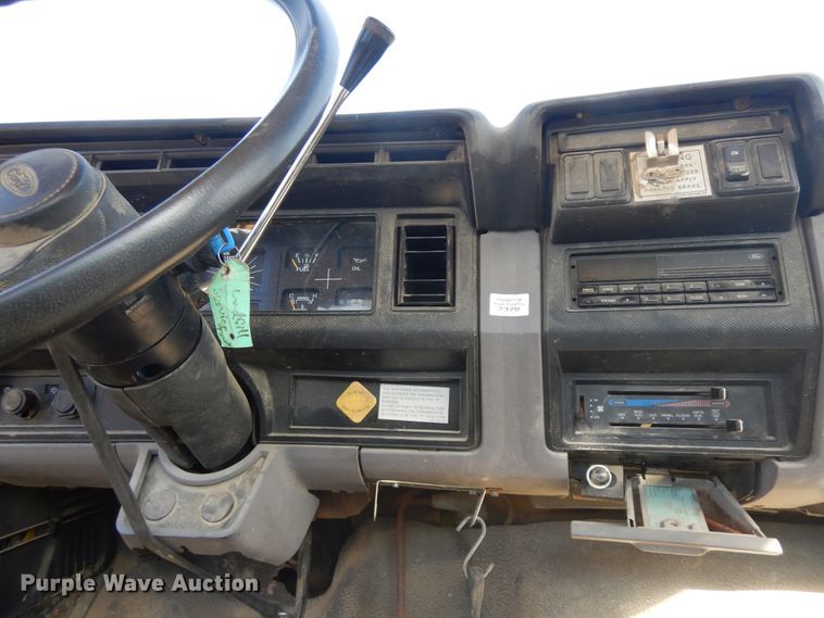 image for item DF6677 1998 Ford F700  utility truck
