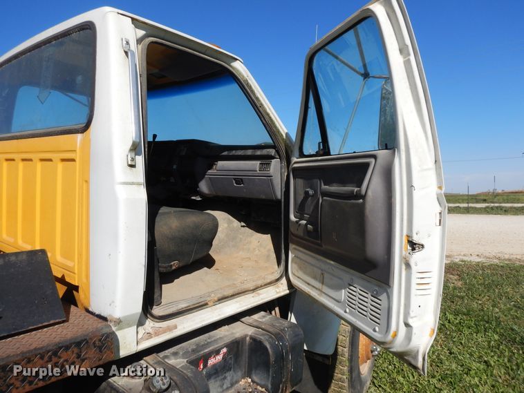 image for item DF6677 1998 Ford F700  utility truck