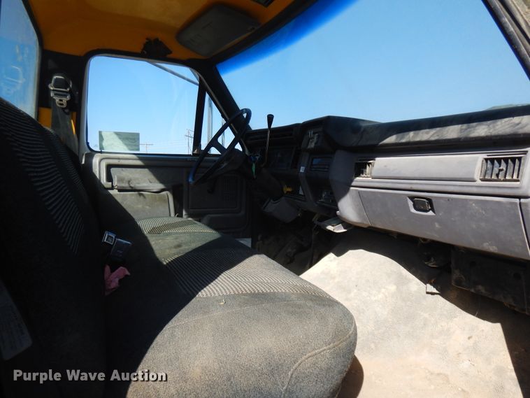 image for item DF6677 1998 Ford F700  utility truck