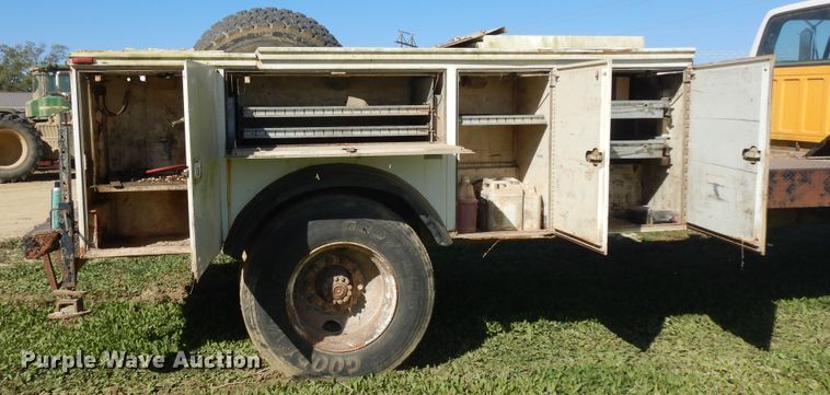 image for item DF6677 1998 Ford F700  utility truck