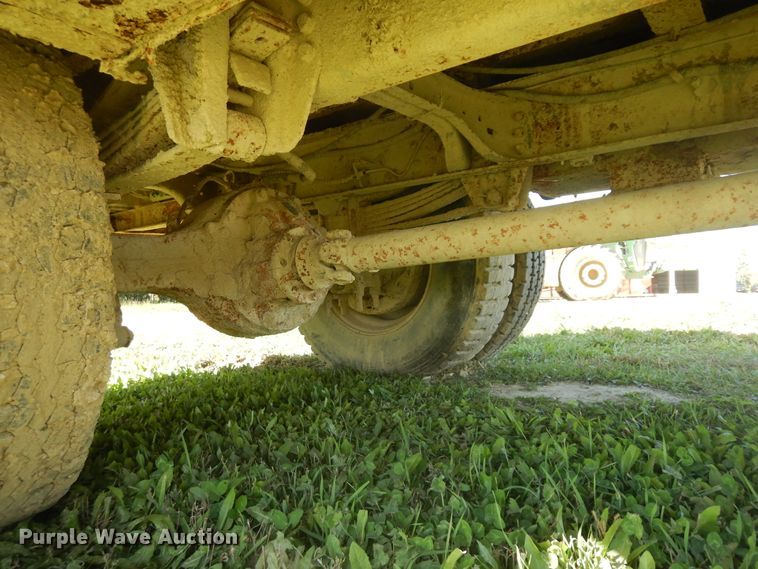 image for item DF6677 1998 Ford F700  utility truck