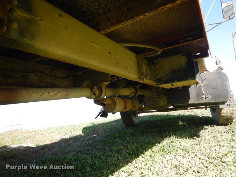 image for item DF6677 1998 Ford F700  utility truck