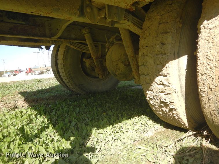 image for item DF6677 1998 Ford F700  utility truck