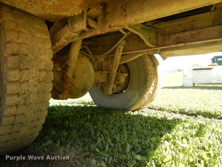 image for item DF6677 1998 Ford F700  utility truck