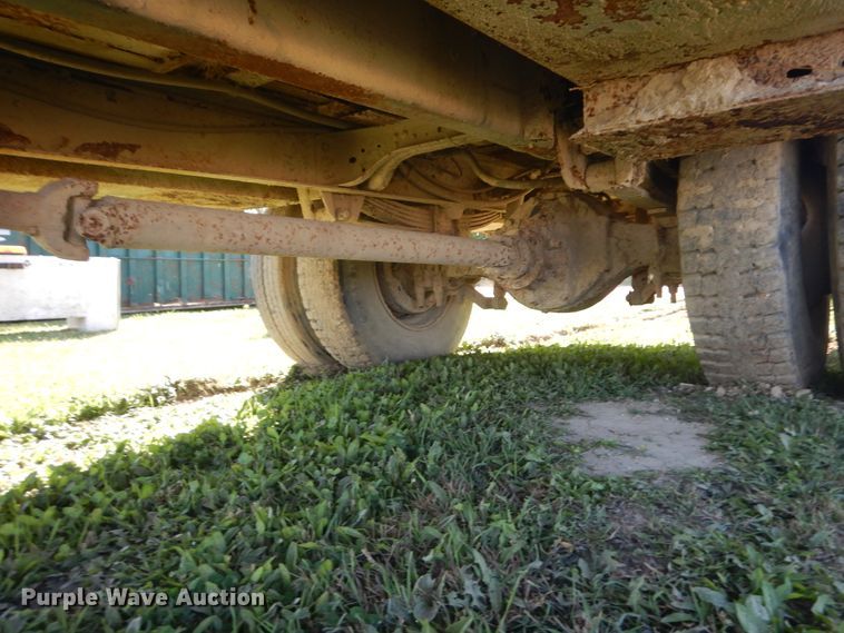 image for item DF6677 1998 Ford F700  utility truck