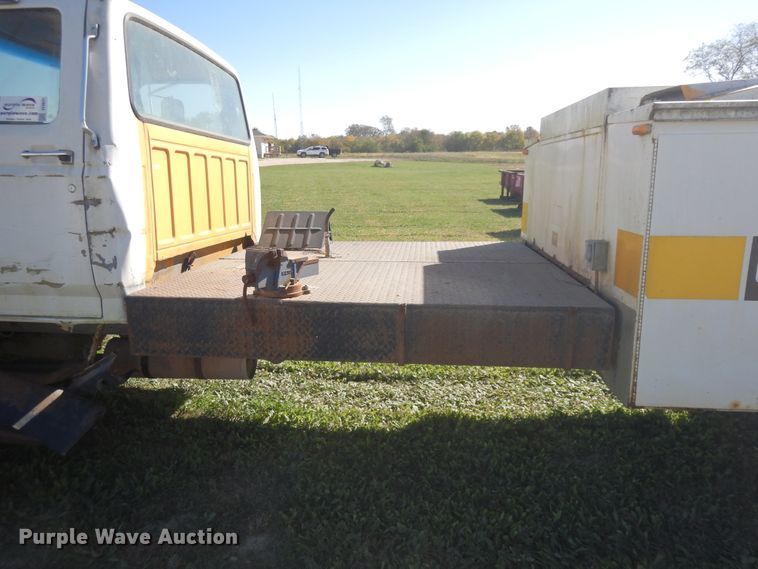 image for item DF6677 1998 Ford F700  utility truck