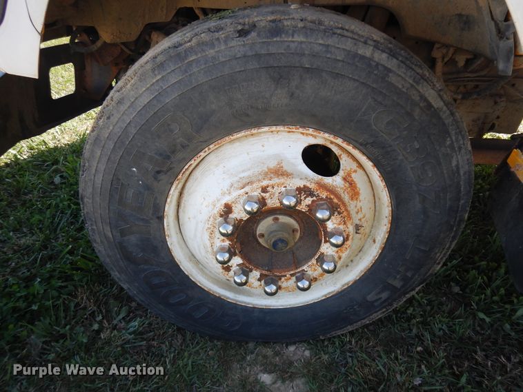 image for item DF6677 1998 Ford F700  utility truck