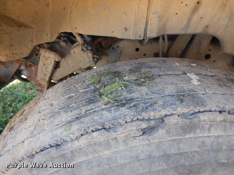 image for item DF6677 1998 Ford F700  utility truck