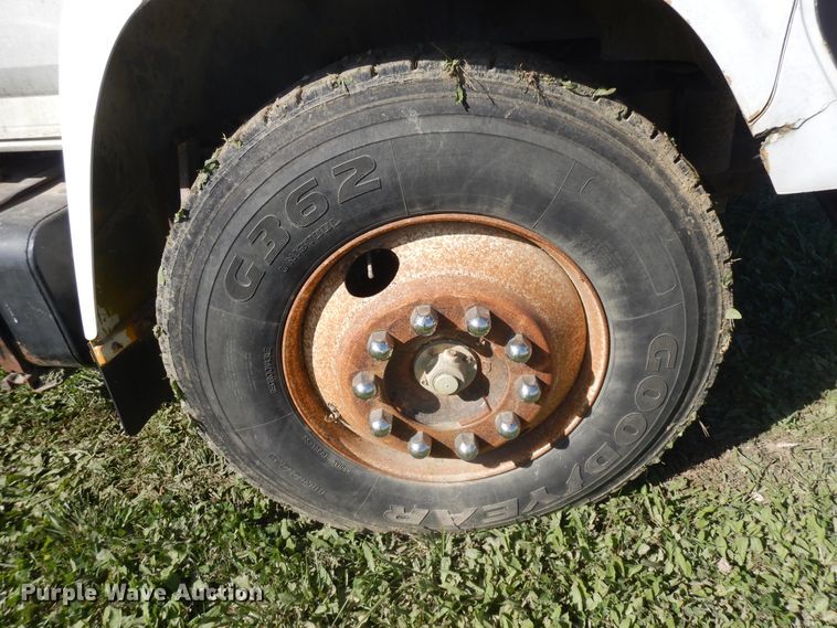 image for item DF6677 1998 Ford F700  utility truck