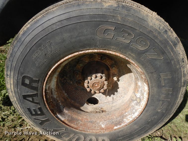 image for item DF6677 1998 Ford F700  utility truck